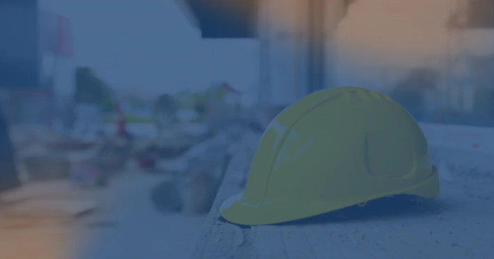 capacete amarelo sobre tabua de madeira