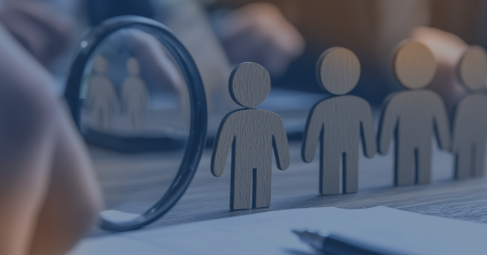 lupa olhando pessoas de madeira