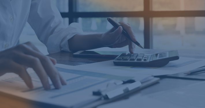 mulher usando a calculadora