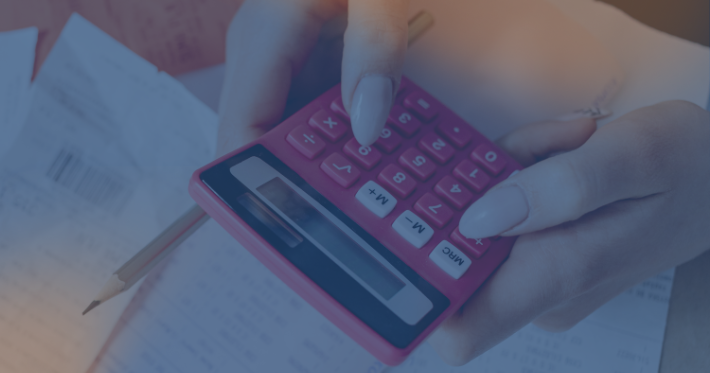 pessoa segurando calculadora vermelha