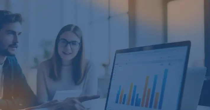 pessoas ao redor de um notebook com gráfico