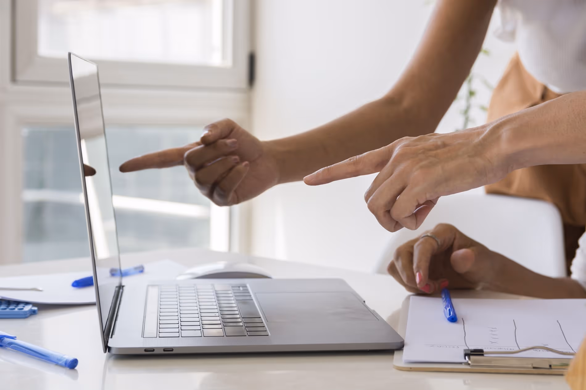 des personnes pointant un ordinateur