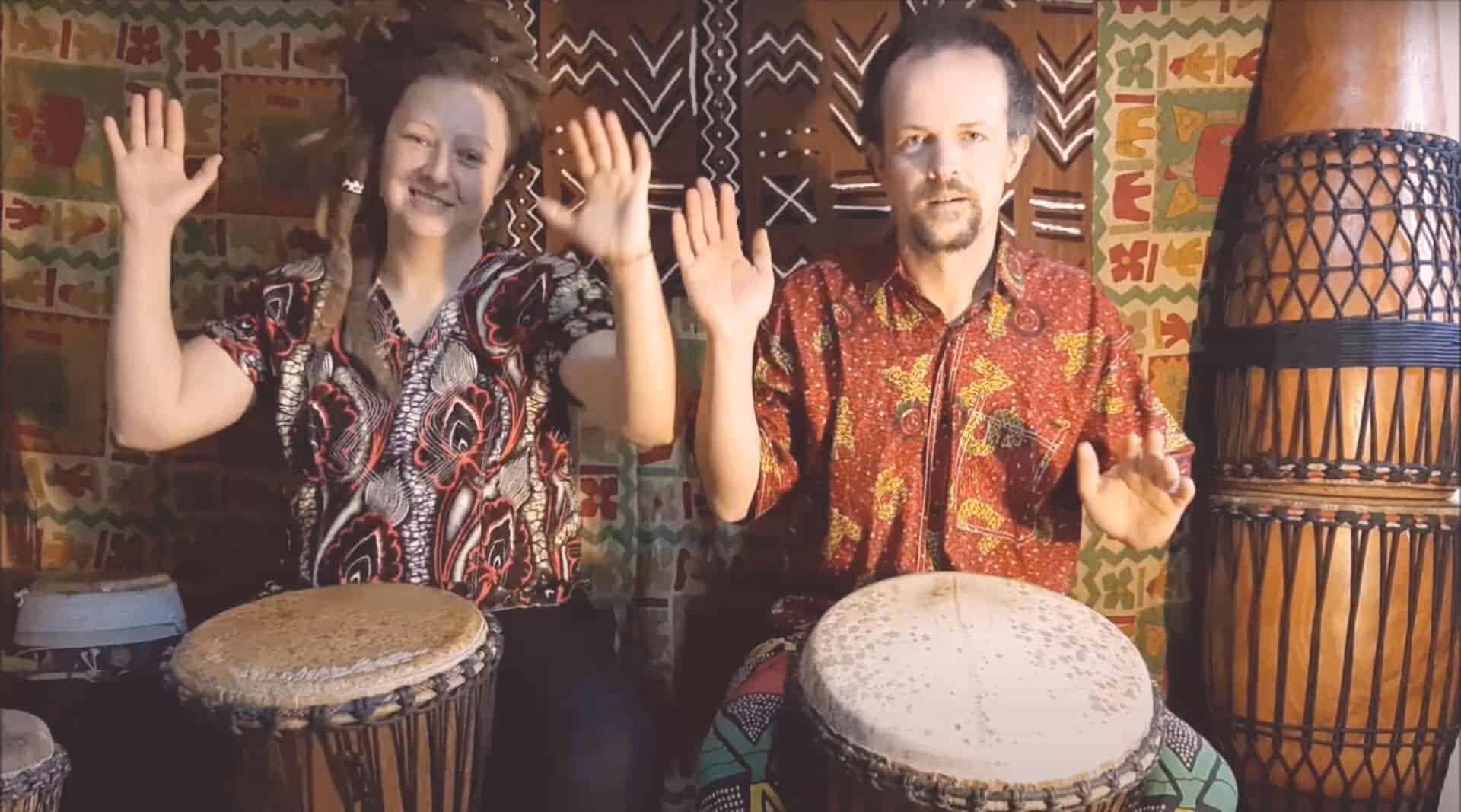 Dano a Sisa z kapely Jamadan vysvetľujú používanie rúk počas videa na online kurze bubnovania