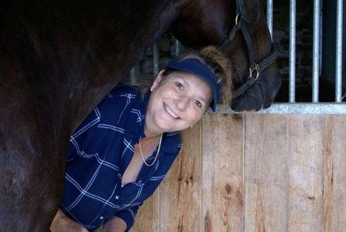 Heleen smiling form under her horse