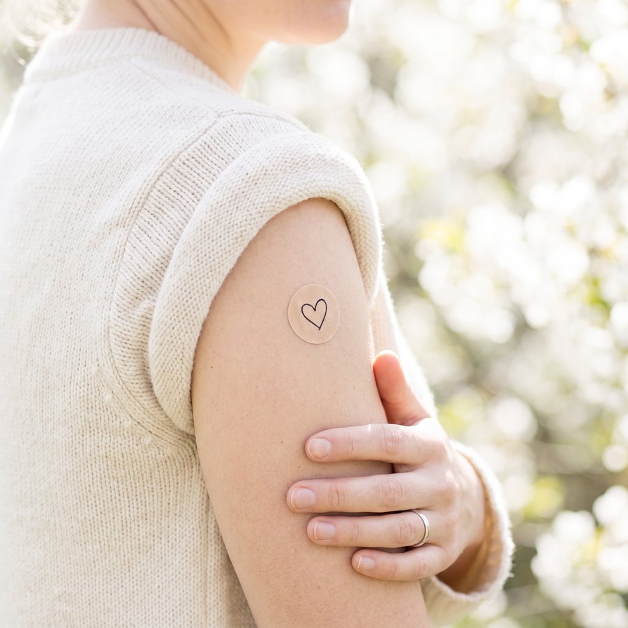 Arm mit Pflaster nach einer Impfung