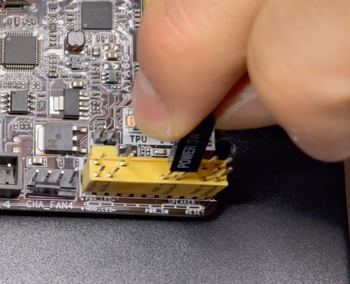 Mainboard Powerbutton Startknop Installation