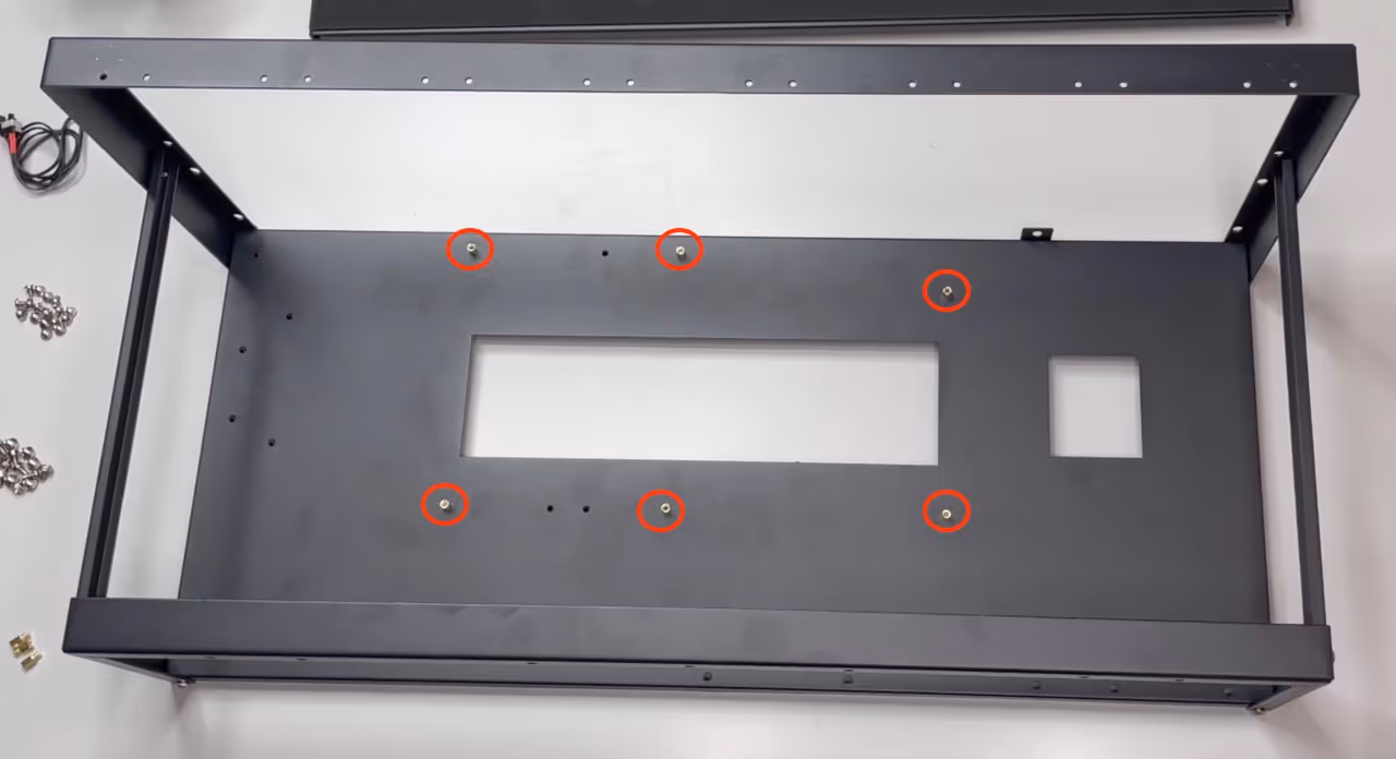 Aufgebauter Mining Rig Frame für 8 GPUs