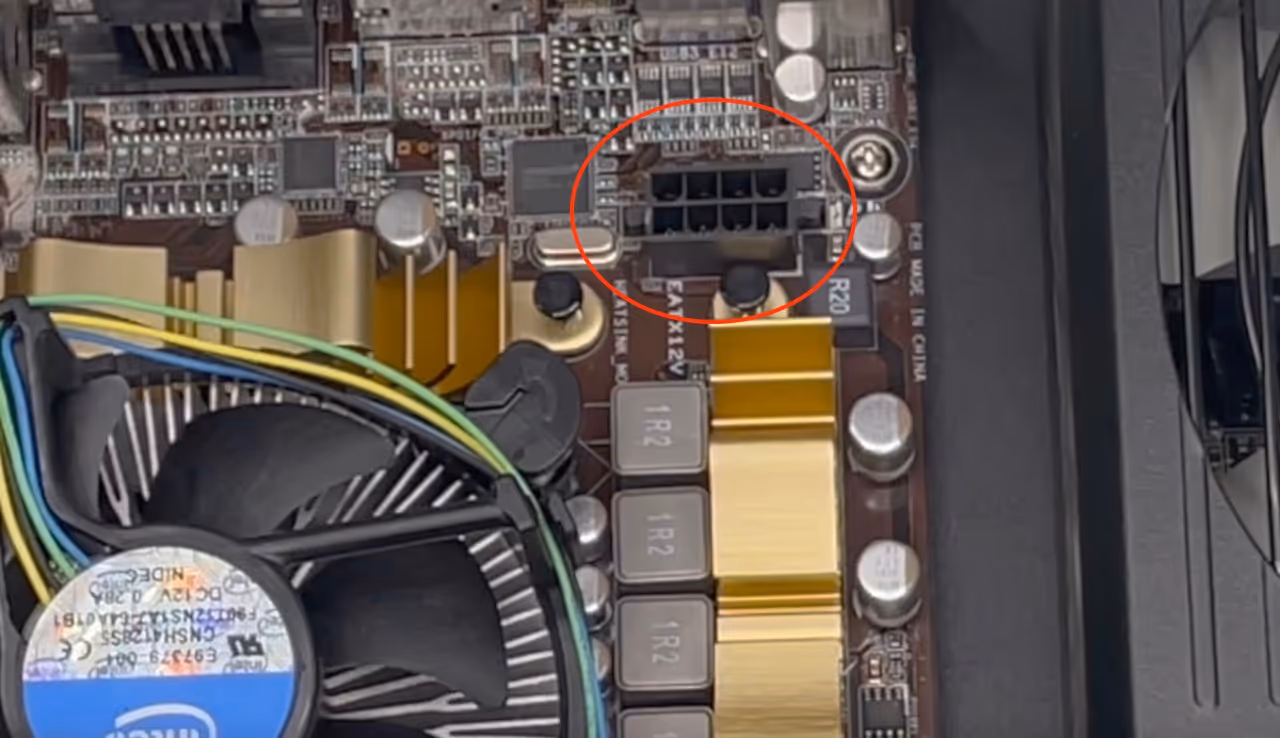Mainboard Nahansicht CPU Stromkabel