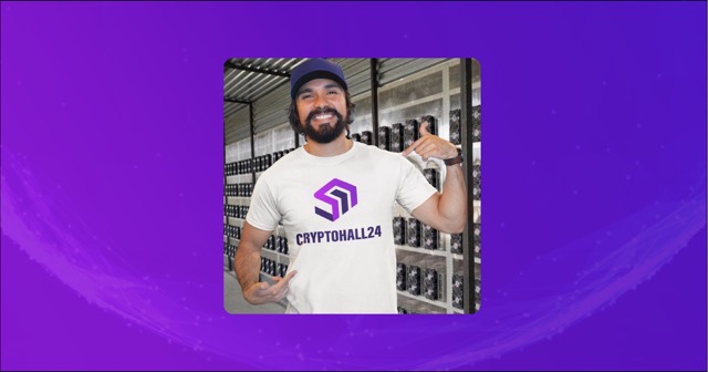 Mann mit Daumen hoch im Cryptohall24 T-Shirt vor Mining-Rig-Regalen in einer Mining-Farm - Cryptohall24