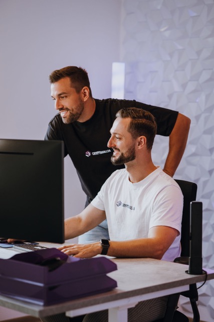 Frederik Dürr and Moritz Lecher from Cryptohall24 at the computer in the office - Cryptohall24
