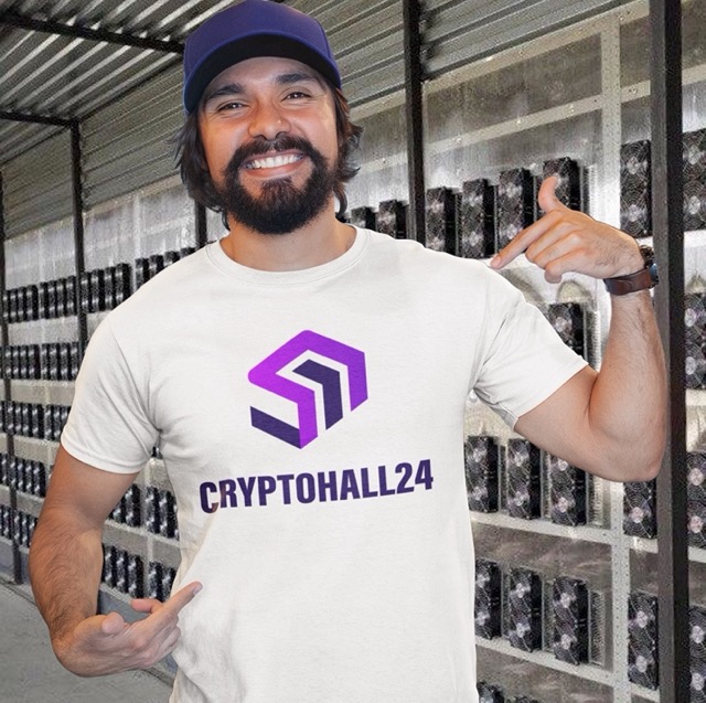 Mitarbeiter im Cryptohall24-T-Shirt vor Mining-Racks im Hintergrund - Cryptohall24