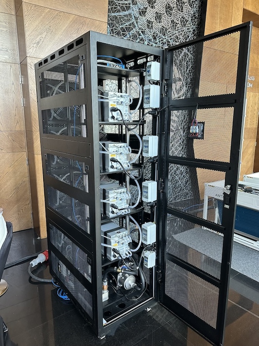 Bitmain Antrack V1 Hydro-Cooling Rack: geöffneter Schrank mit Wasserkühlung und Verkabelung - Cryptohall24