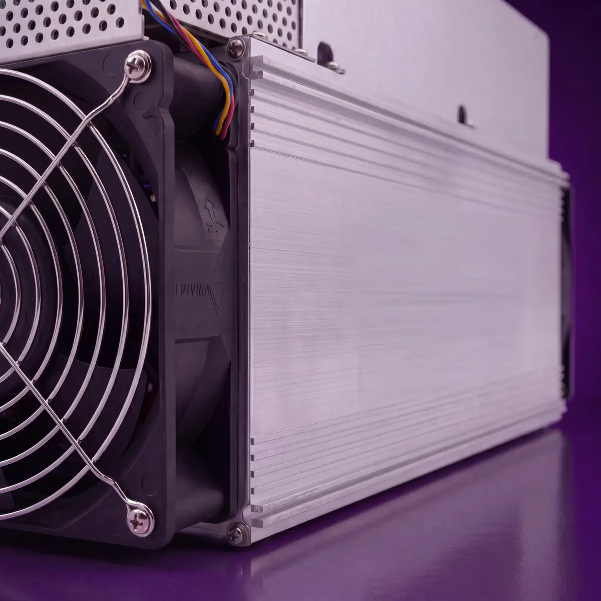 MicroBT WhatsMiner M70S und M70S+ - Detailansicht 1 - Bitcoin Miner