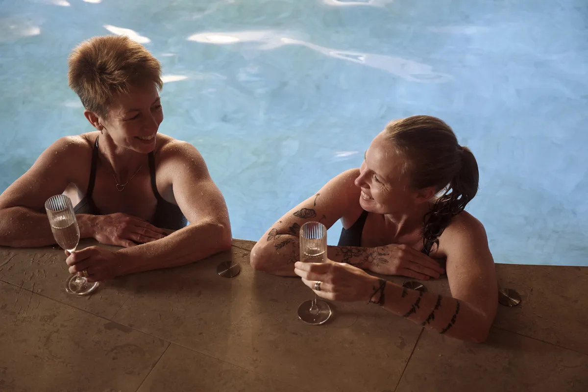 Två kvinnor på hotellets spa