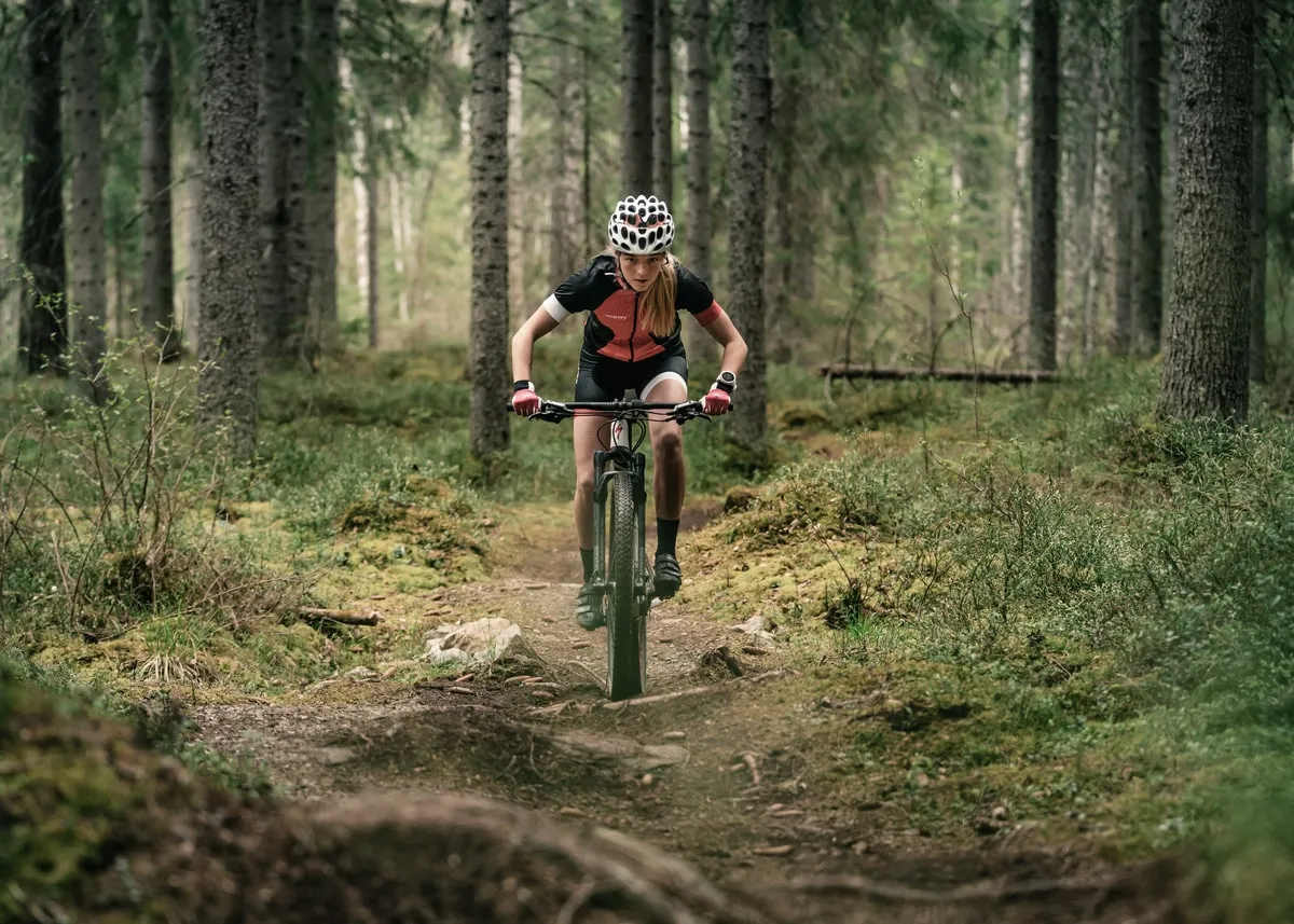 Cyklist i MTB-spåret