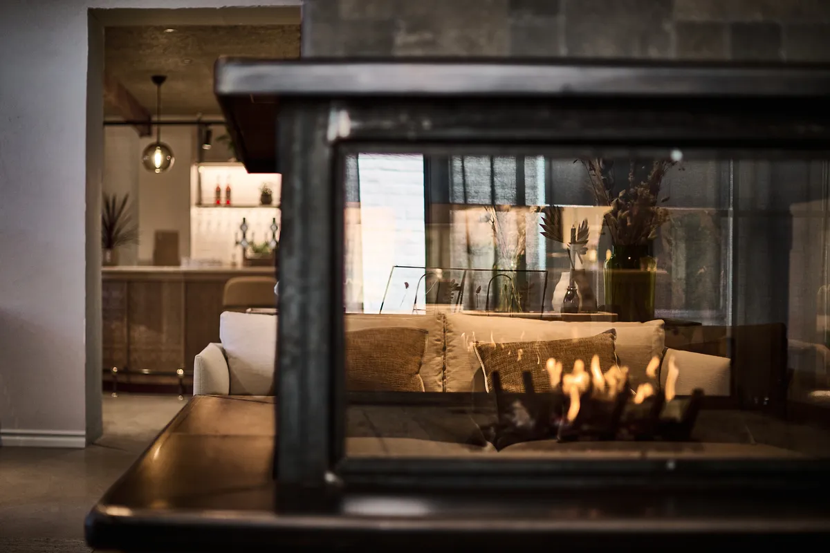 Kvinna med champagneglas