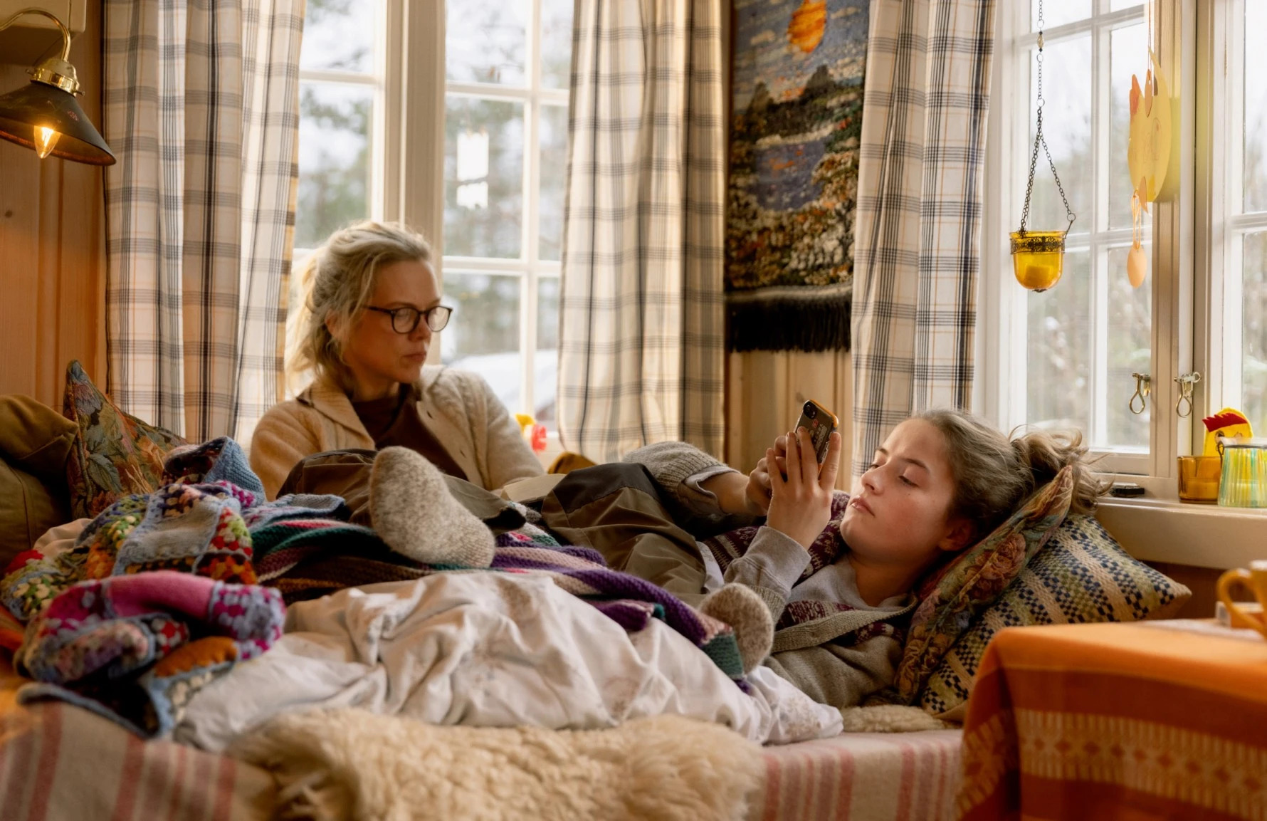 Eine junge und eine ältere Frau chillen in einem Zimmer