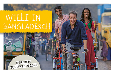 Willi Weitzel unterwegs auf einer Straße in Bangladesch. Er ist Fahrer einer Fahrrad-Rikscha mit 2 mitfahrenden Jugendlichen. © 2025. Welterforscher Film und so weiter GmbH. Kindermissionswerk "Die Sternsinger". BDKJ. Foto: K M Asad/ich.tv