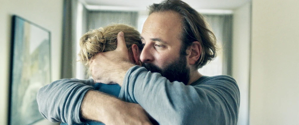 Ein Mann und eine Frau umarmen sich