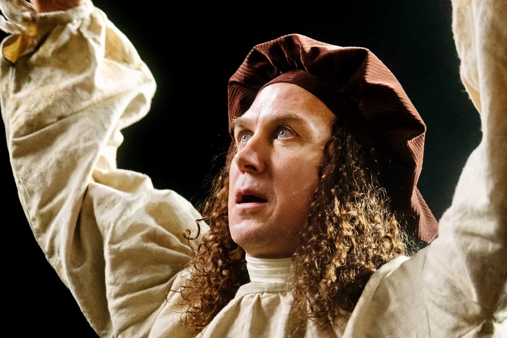 Ein Maler hebt die Arme