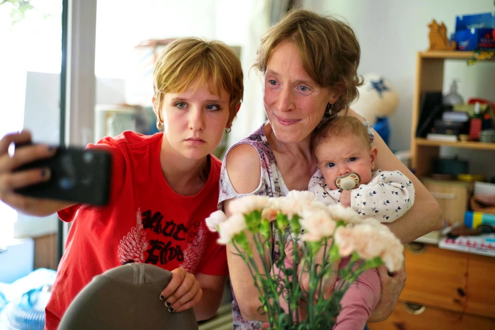 Selfies von zwei Frauen, eine mit Baby