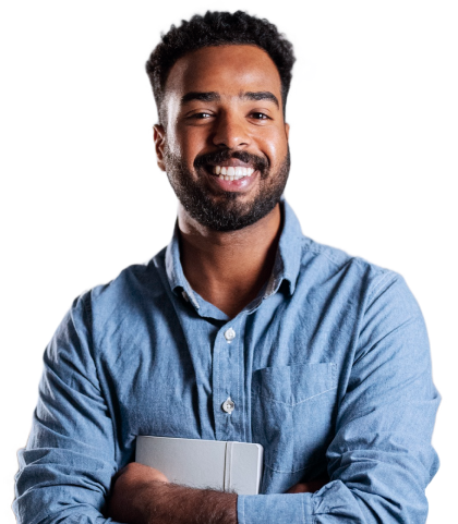 Imgem de um homem sorrindo com blusa social azul e segurando um caderno de anotações 