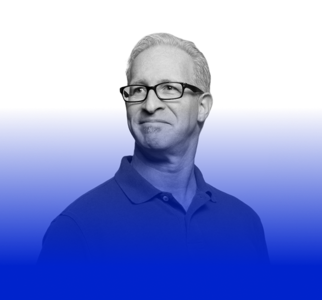 Imagem de um homem usando óculos olhando para o infinito e ao fundo possui o logo da Bunext