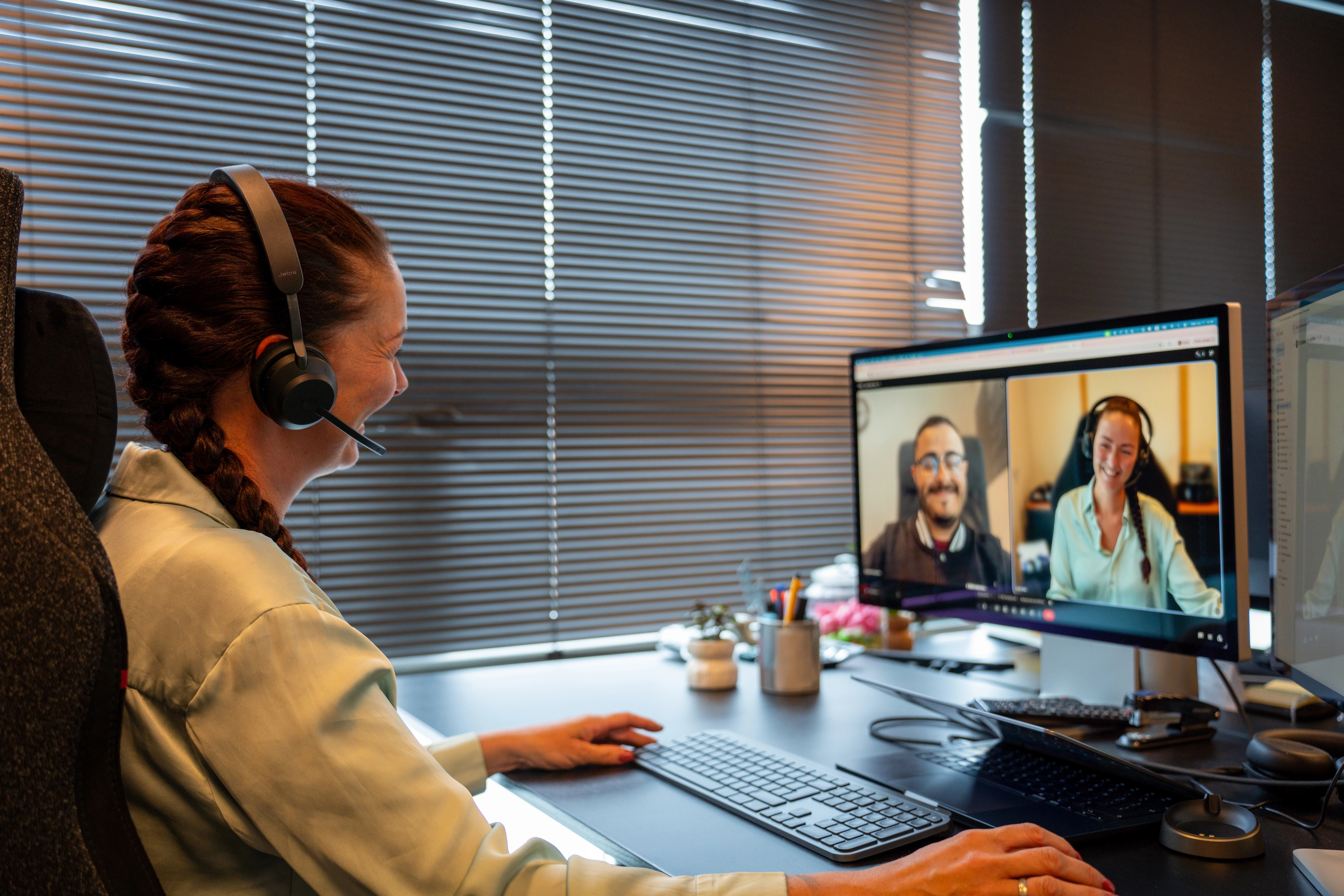 Medewerker bespreekt via video de dienstverlening met een klant