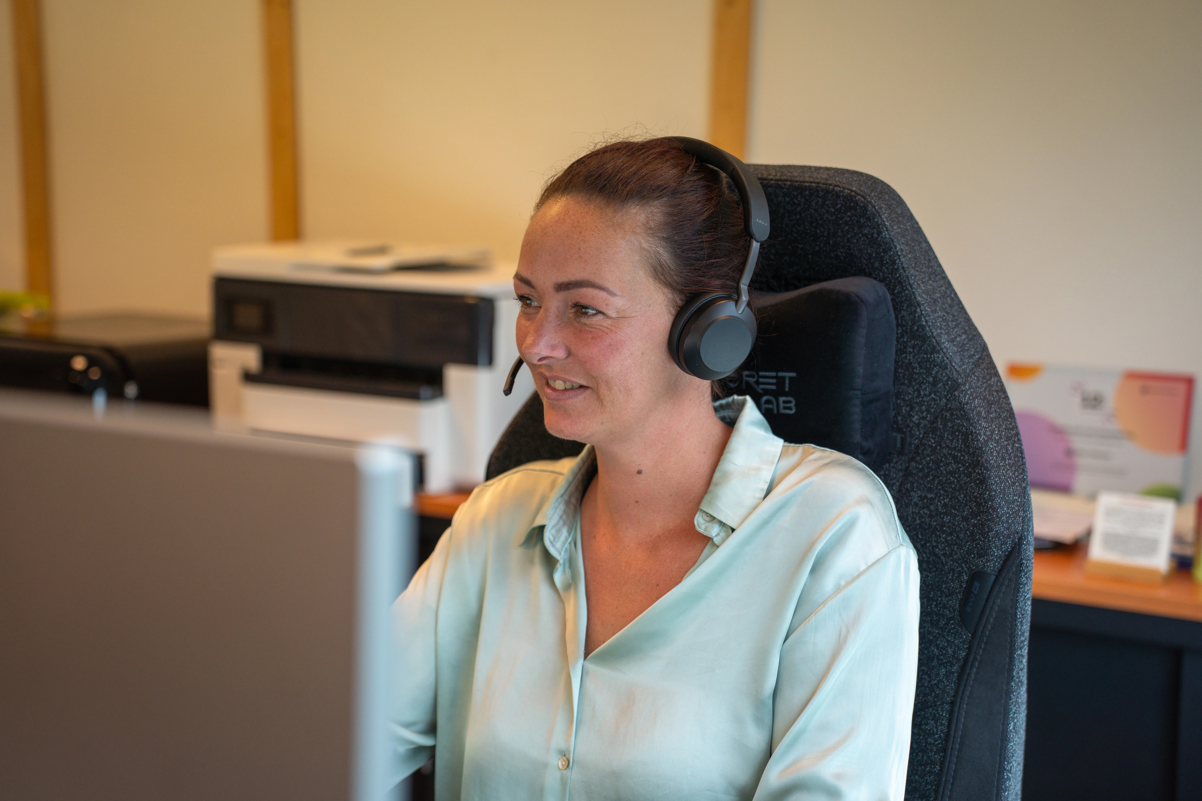 Medewerker houdt telefonisch contact met een klant