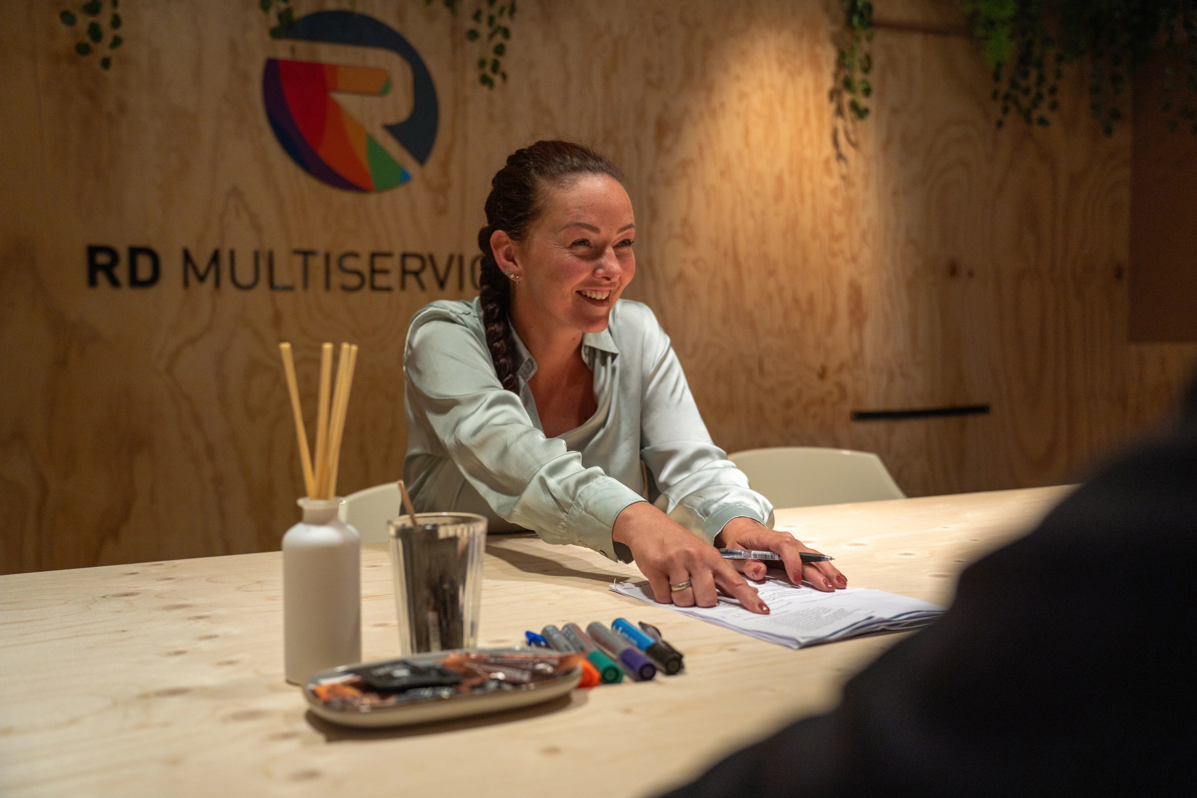 Medewerker bespreekt de huidige dienstverlening met een klant