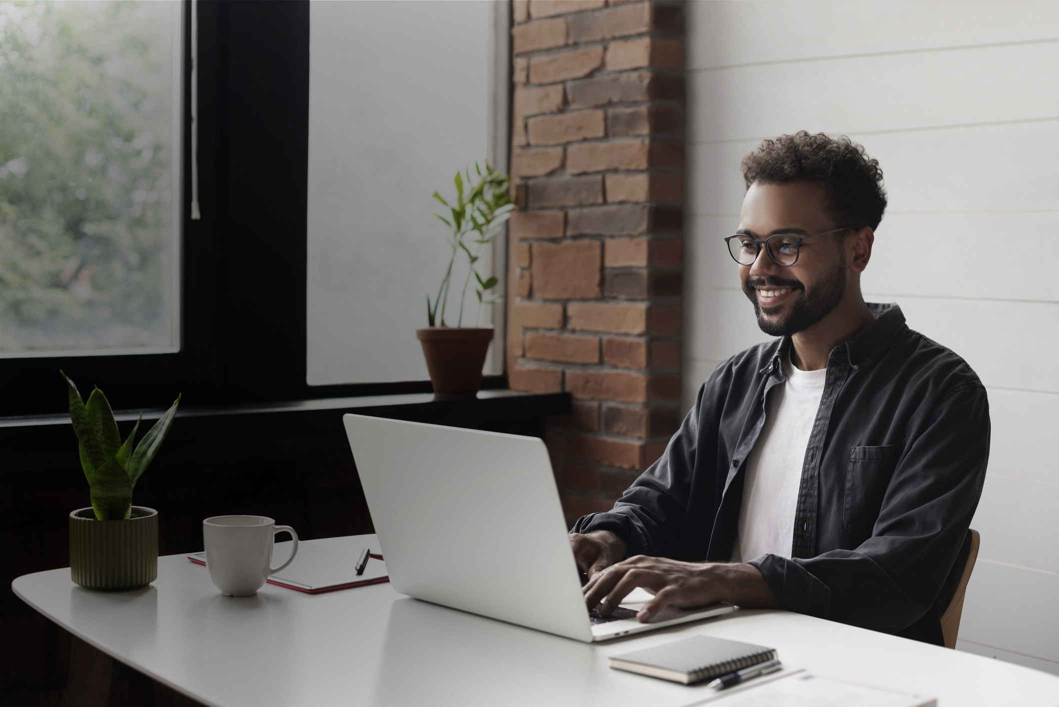 Profissional trabalhando com laptop em ambiente moderno