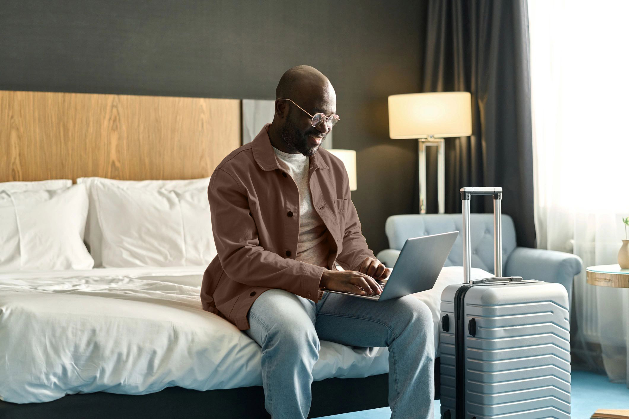 Homem usando laptop em hotel