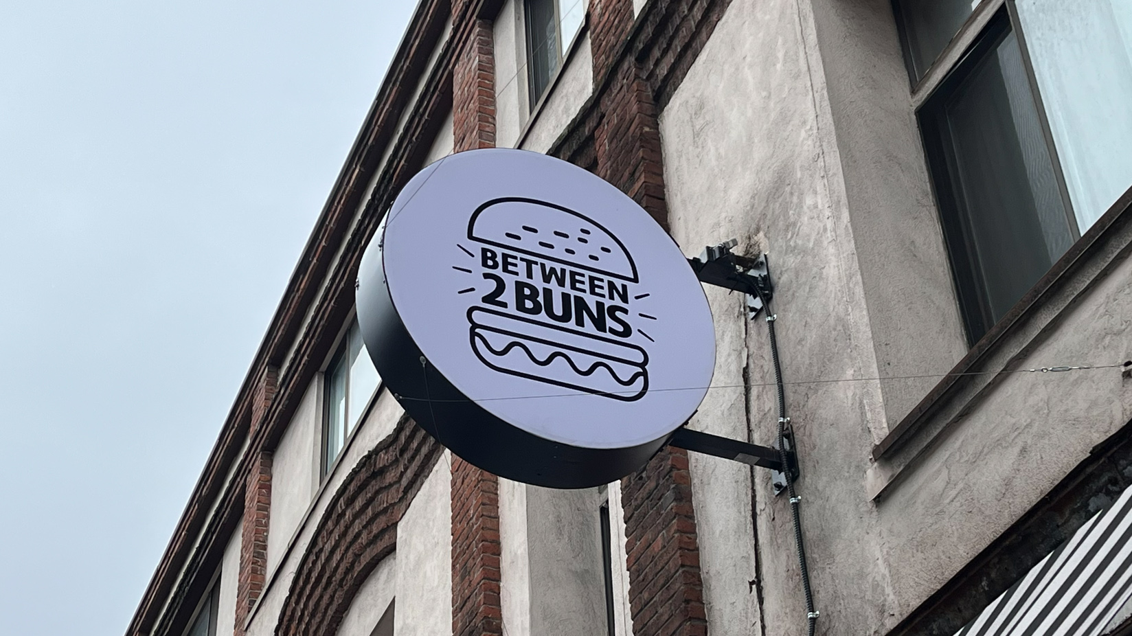 Between 2 Buns Burgers