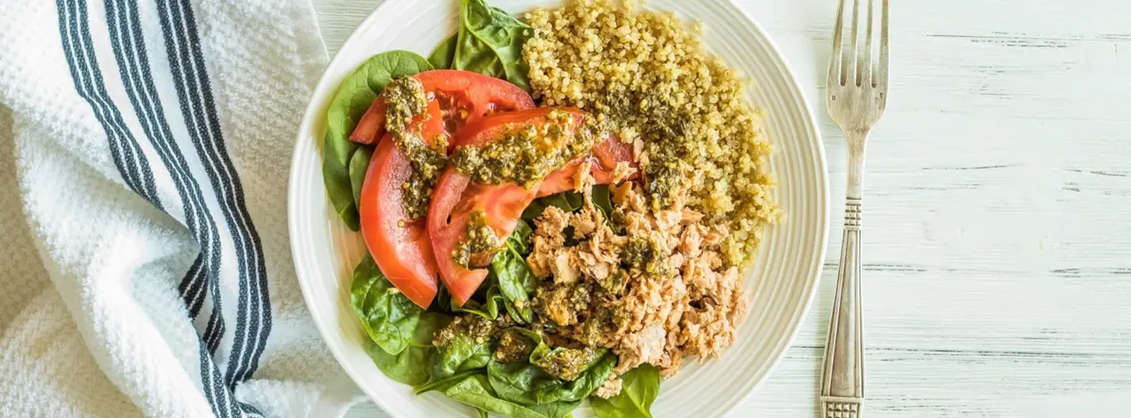 Quinoa, Spinat und Thunfischsalat mit Pesto
