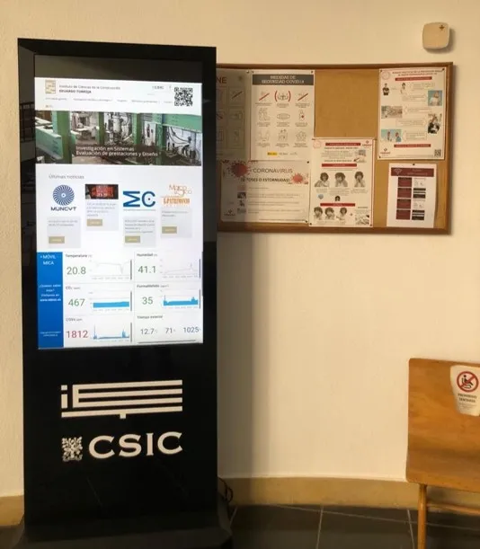 Visualización de datos de calidad de aire interior de My  inBiot en pantalla tótem del Instituto Eduardo
Torroja del CSIC.