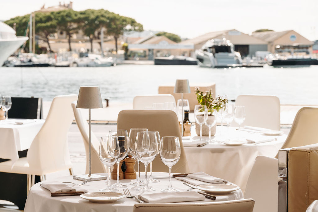 détail table intérieur Restaurant Le Girelier à Saint Tropez
