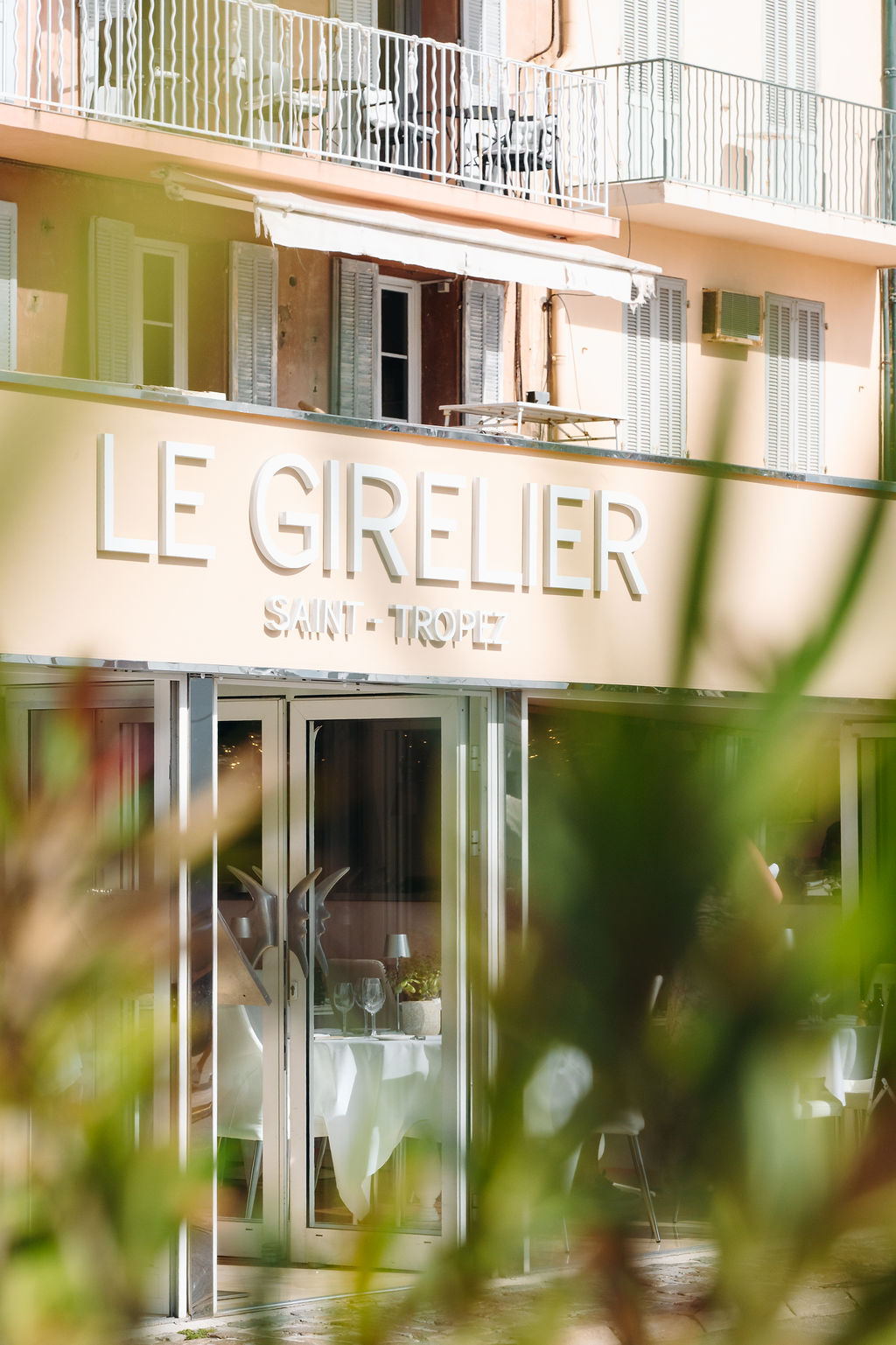 Façade et terrasse Restaurant Le Girelier à Saint Tropez