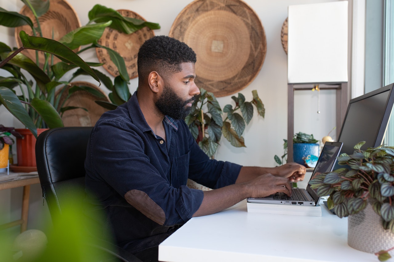 How a Business Coach Hired an Executive Assistant for $1,700/ month