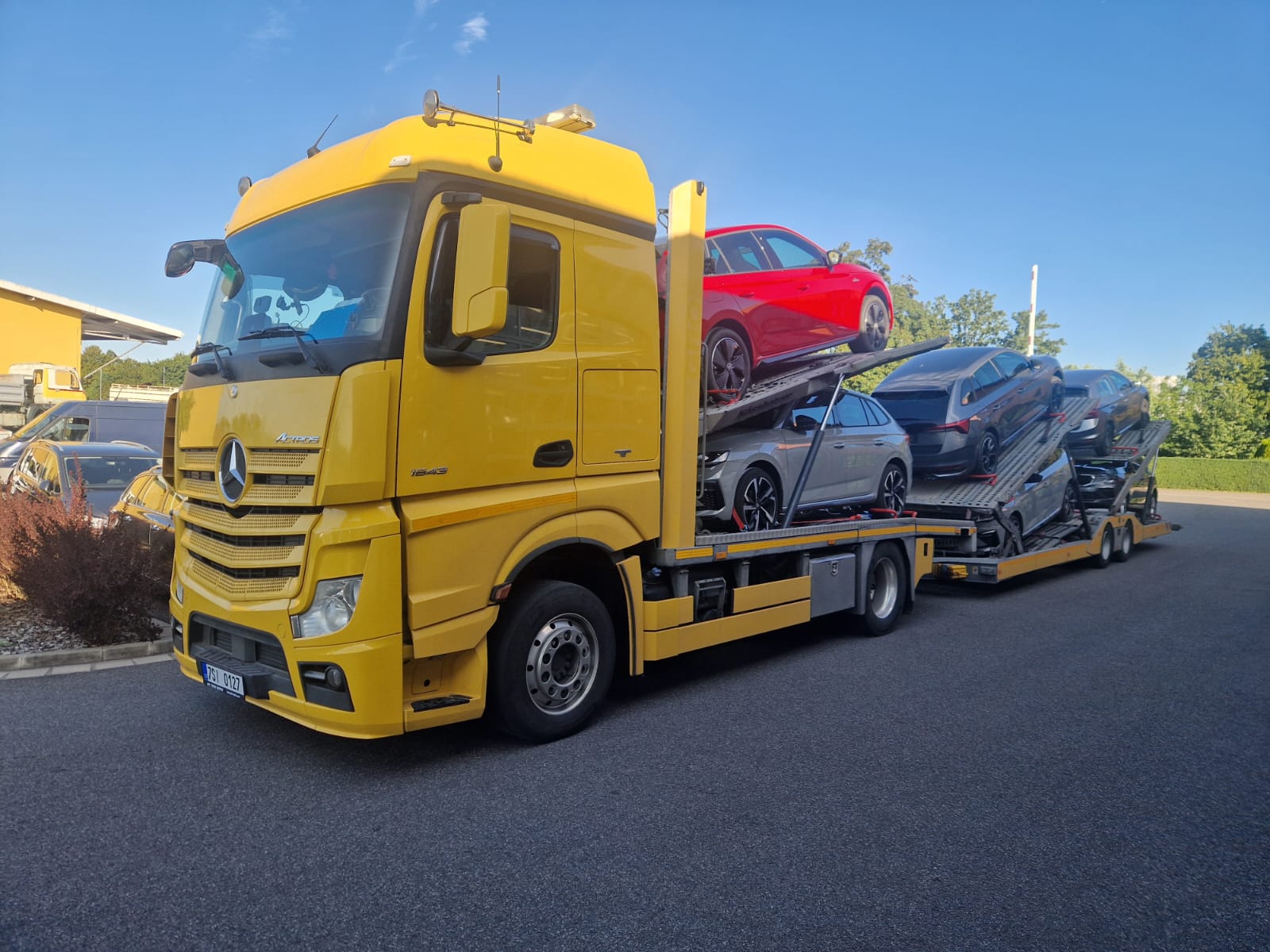 Autopřepravník Jendacars převeze až 6 vozů