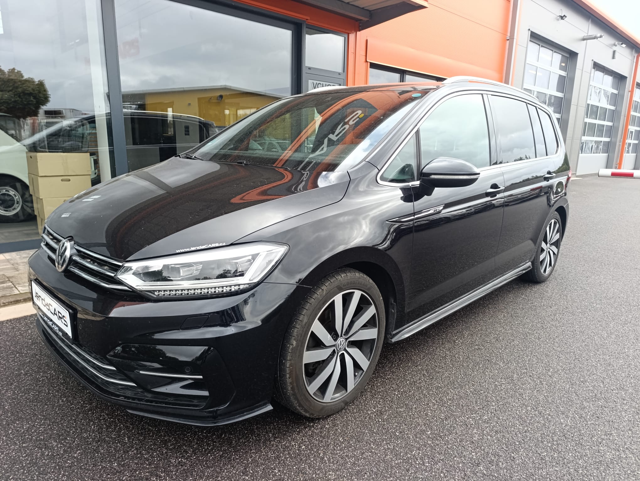 Volkswagen Touran 1.4 TSI R-Line TAŽNÉ ZAŘÍZENÍ, PARKOVACÍ KAMERA
