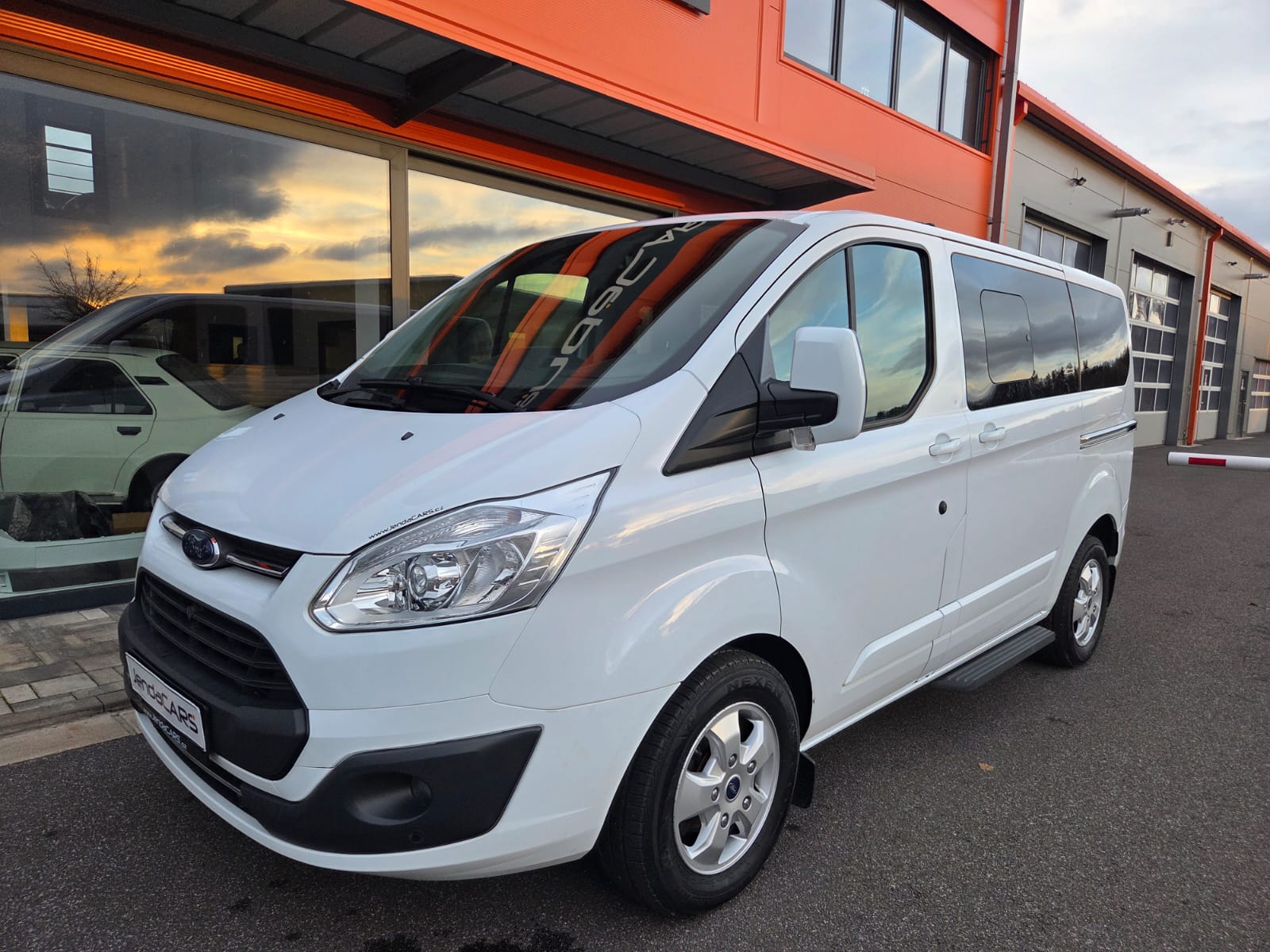 Ford Tourneo Custom 2.0 TDCi PARKOVACÍ KAMERA