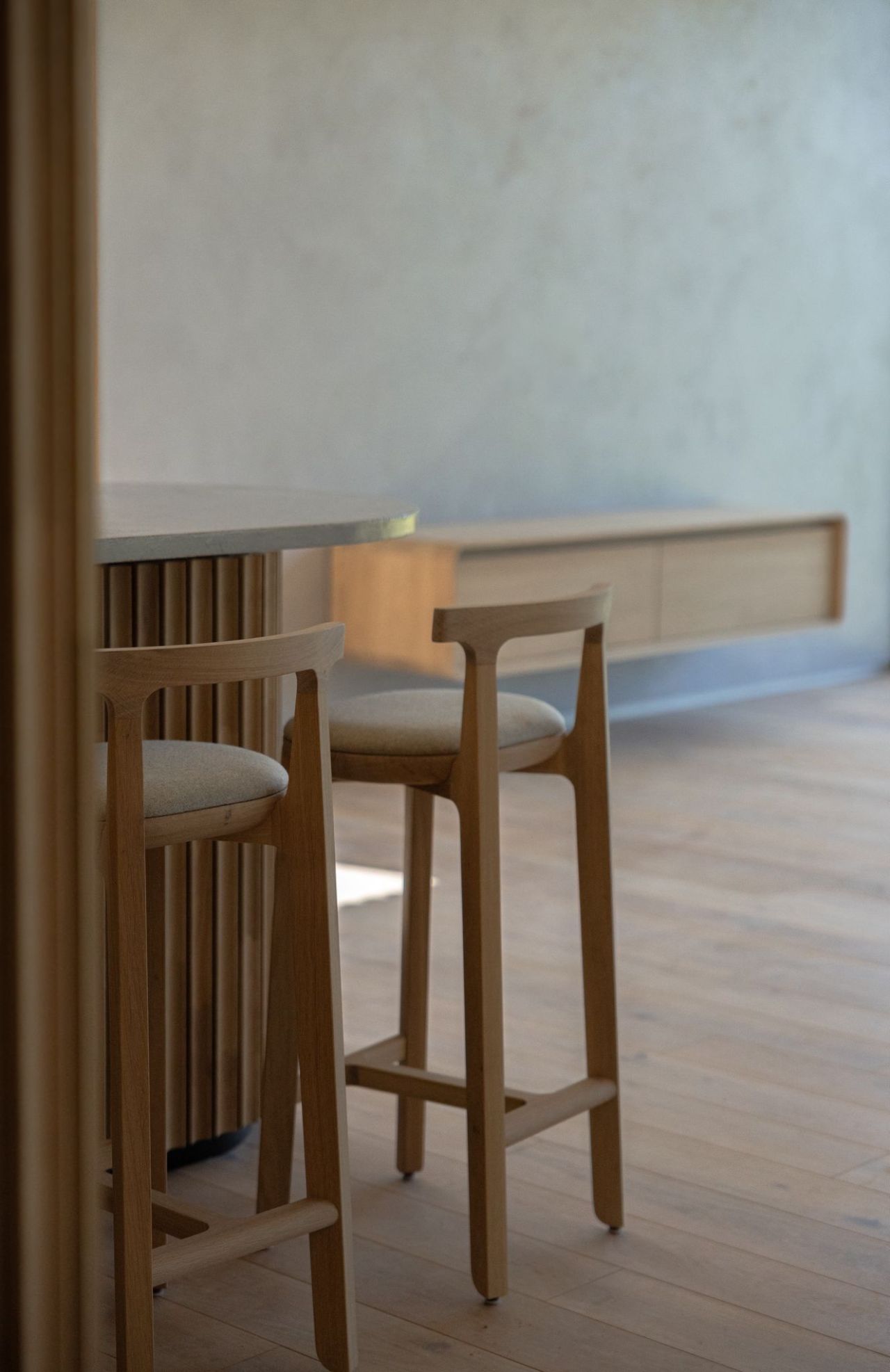 BeOak JURO bar stool with backrest, solid oak, European white oak.