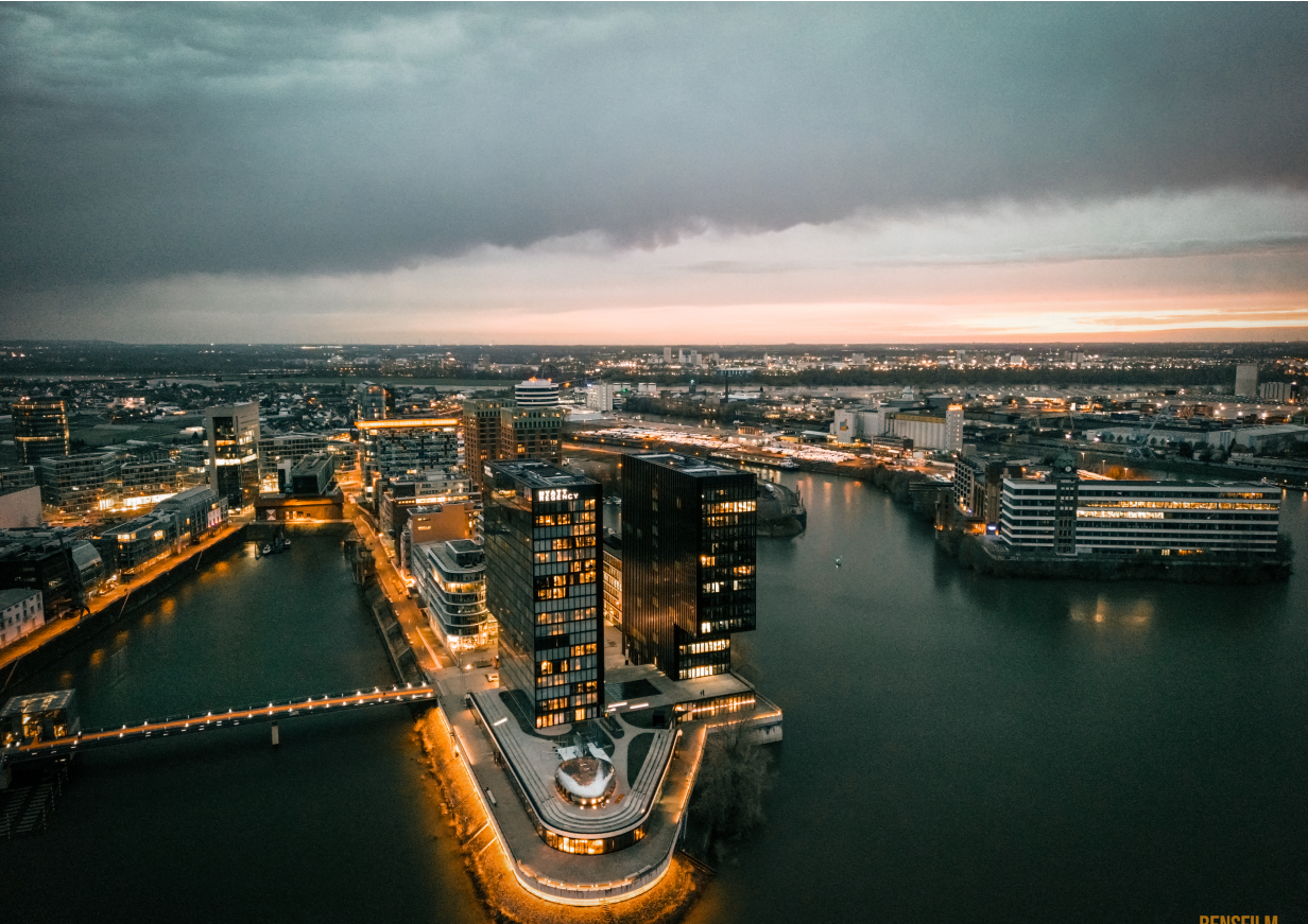 Medienhafen Düsseldorf mit Blick auf das GoldmanTax Büro - drohnen shot von obhen mit dem Rhein im Hintergrund und dem Hyatt Regency neben dem GoldmanTax Büro