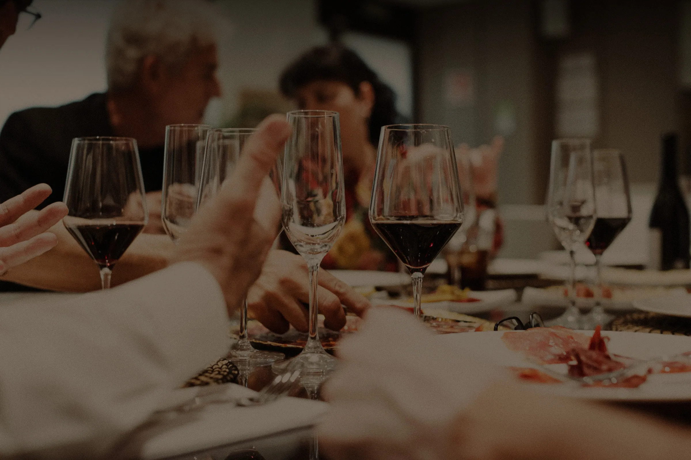 Grupo brindando con vino durante una cena en Sala Baccum