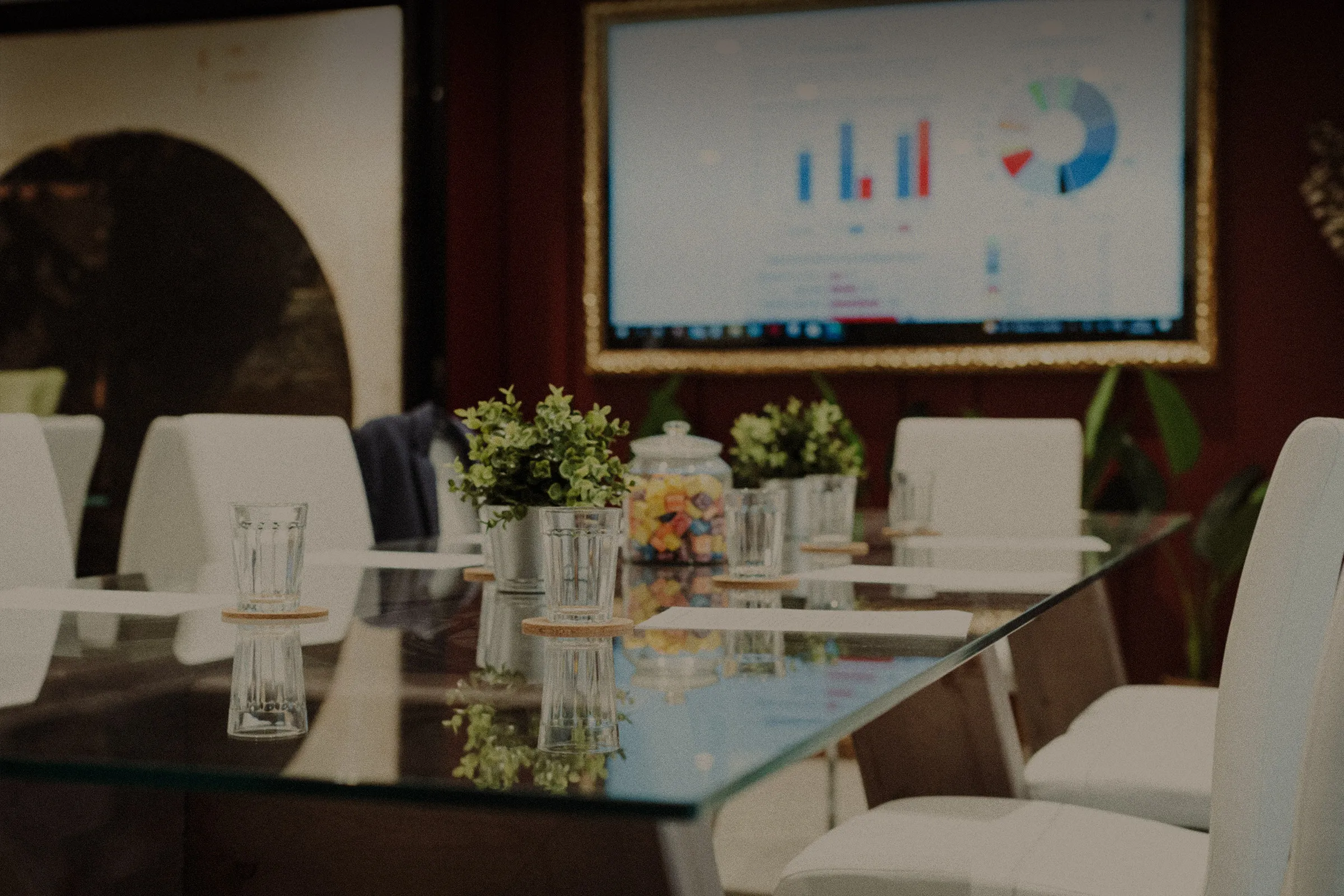 Sala de reuniones con pantalla de 75 pulgadas y mesa de cristal