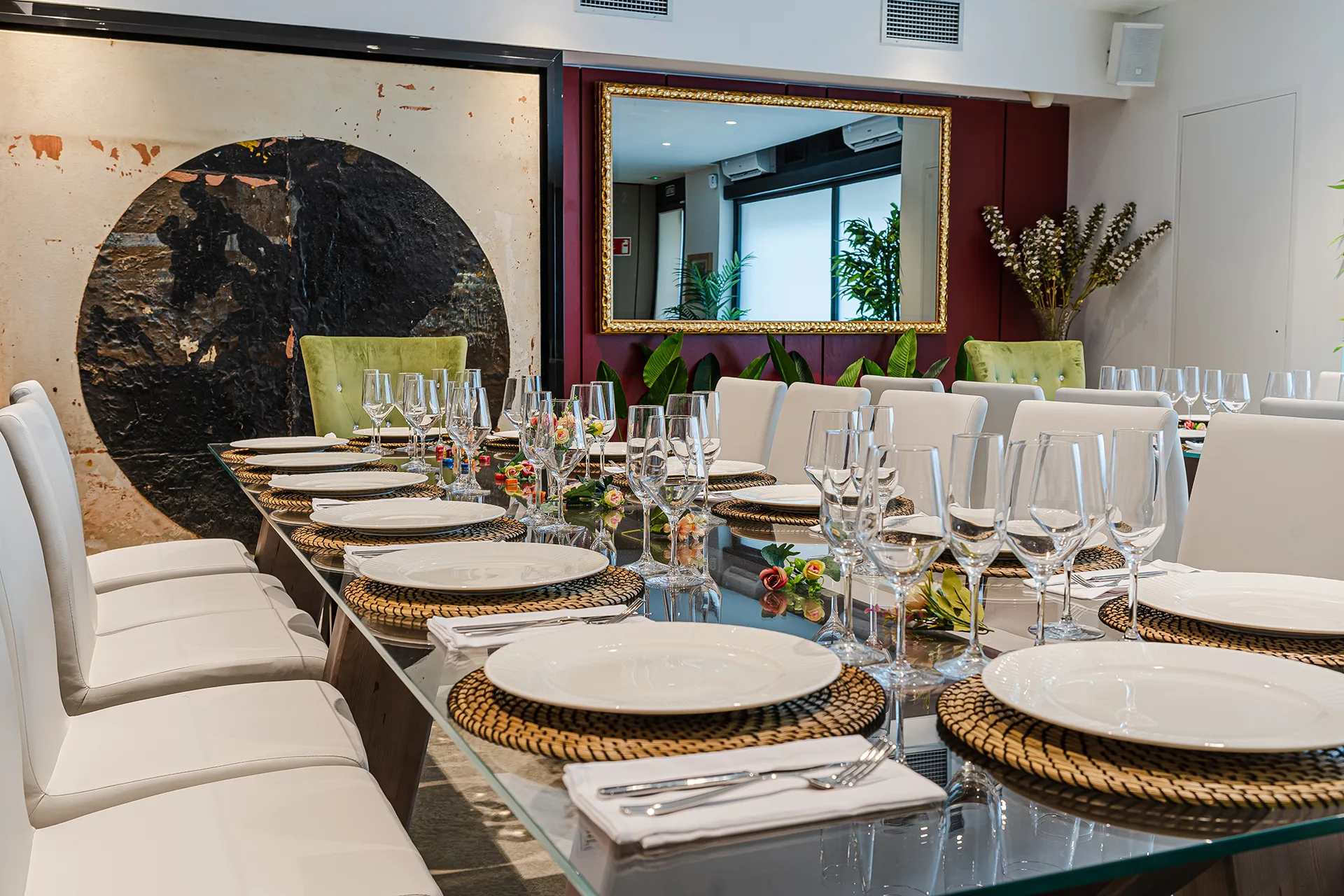 Mesa imperial con vajilla y copas preparada para una cena