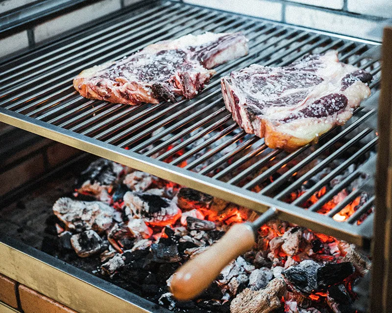Chuletones en la barbacoa de carbón de la cocina