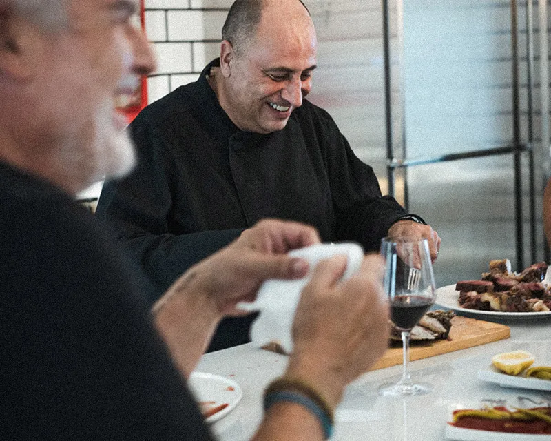 Amigos comiendo y conversando en la isla de la cocina