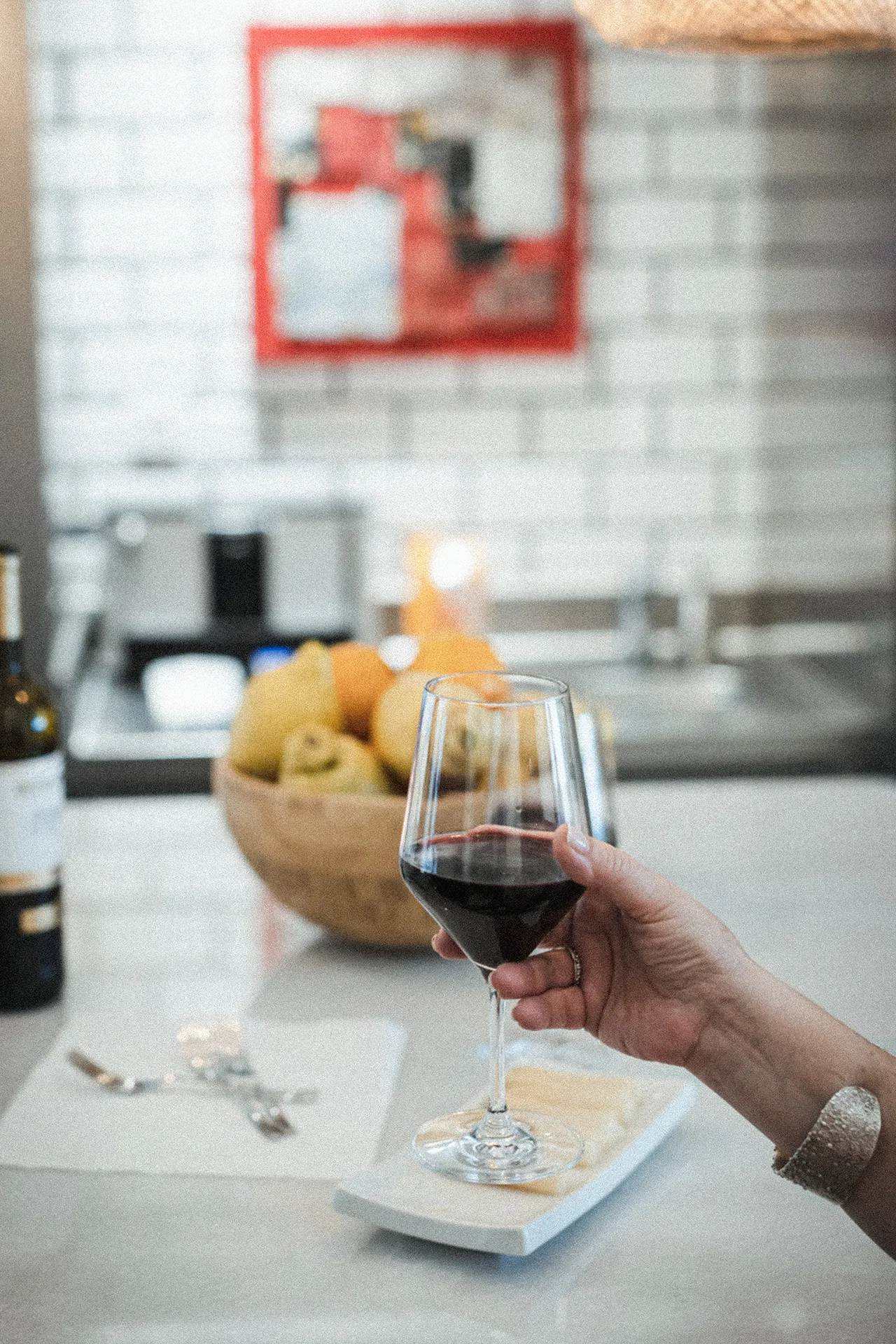 Copa de vino tinto junto a la isla de la cocina