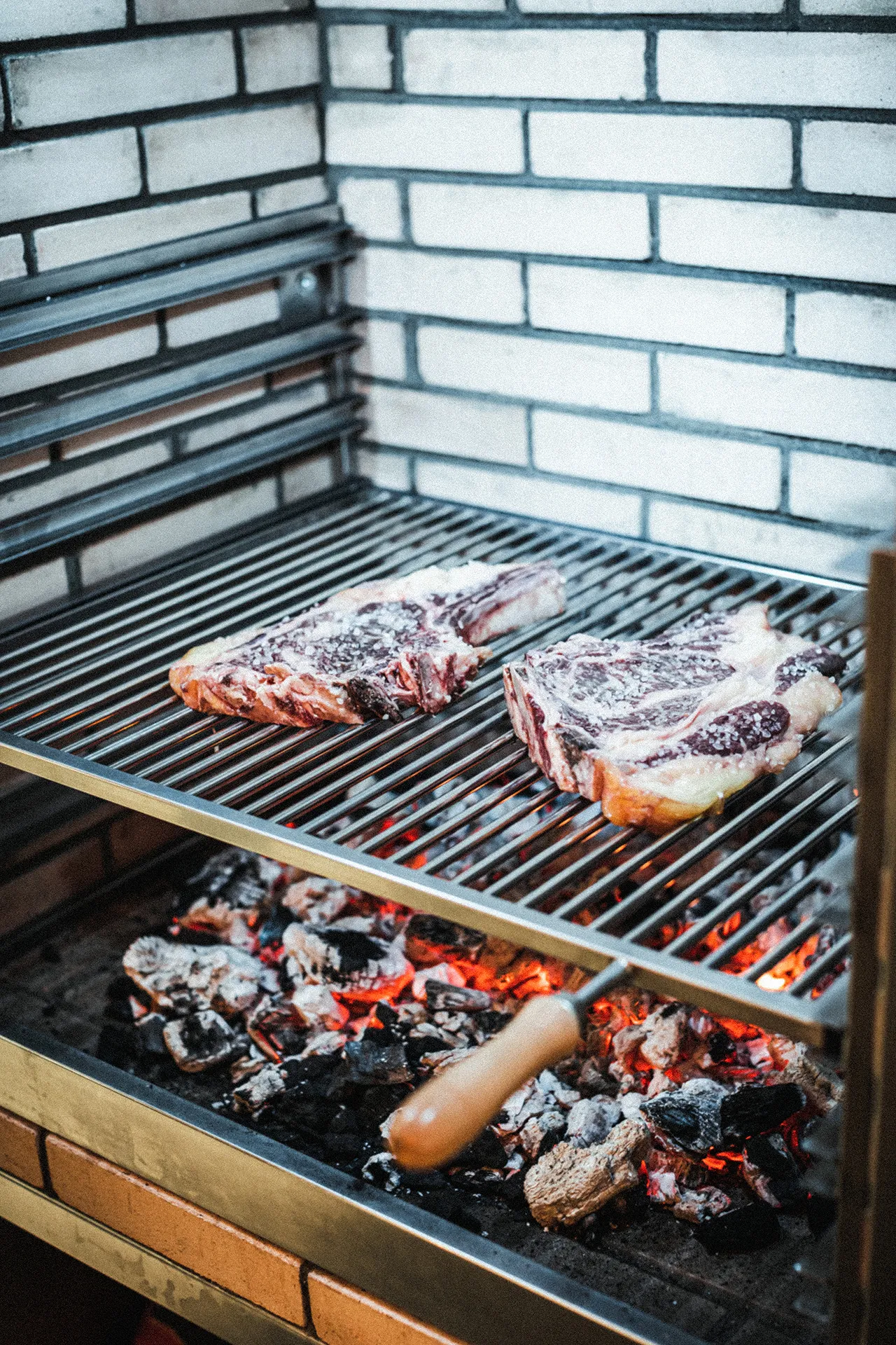 Carne a la brasa en la parrilla de carbón